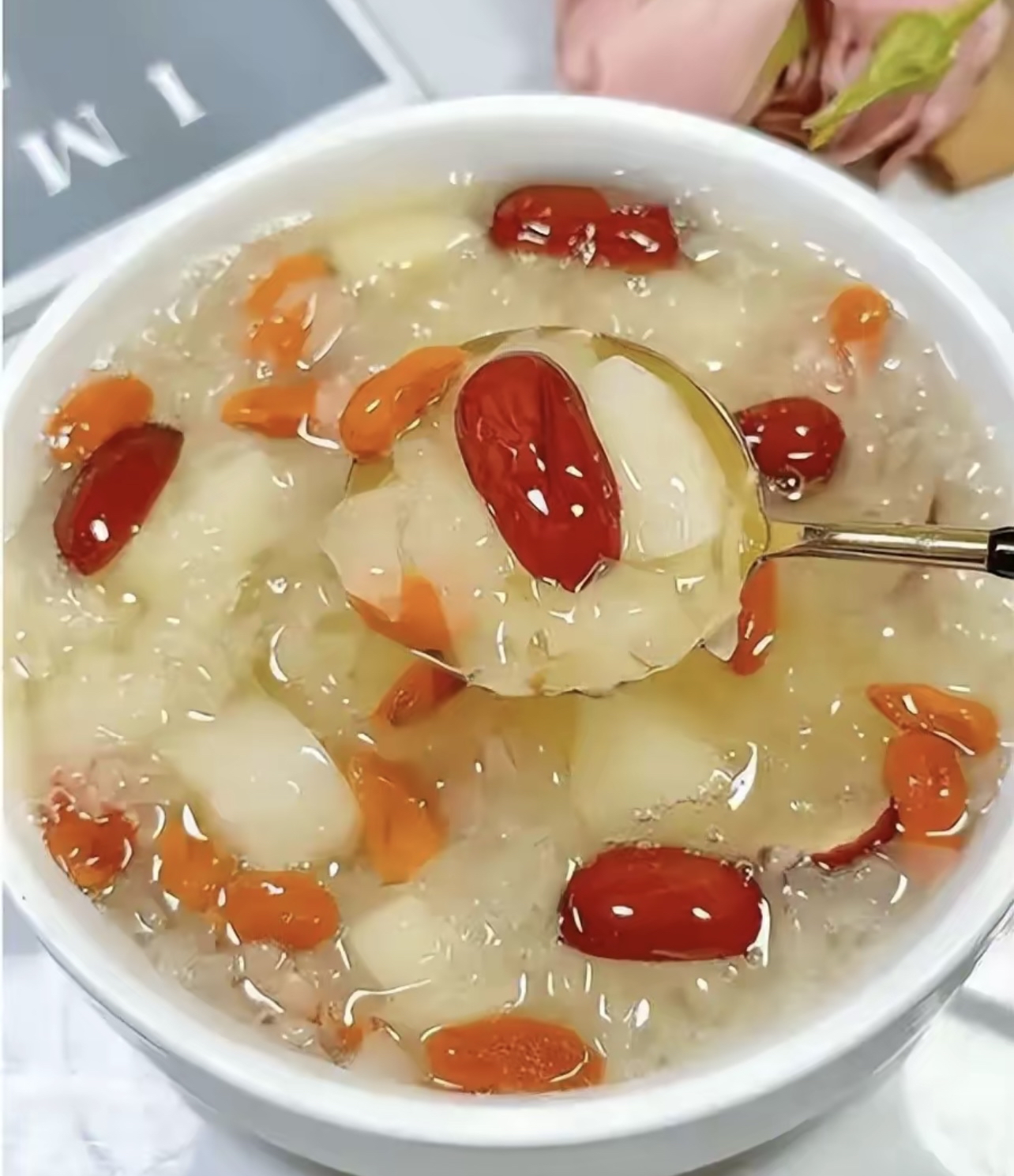 银耳莲子甜汤